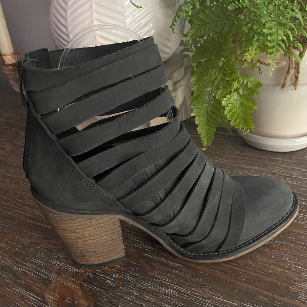 FREE PEOPLE Hybrid Strappy Leather Block Heel Ankle Boots Bootie 37 US7 Black - Picture 7 of 15
